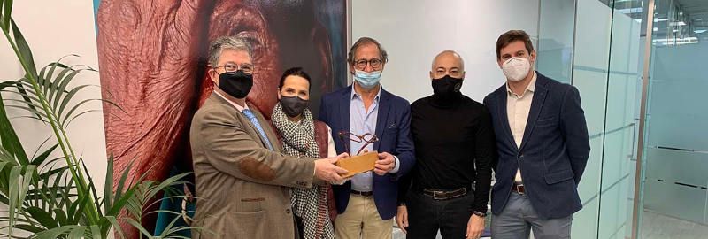 Cecop dona 12.000 gafas a la ONG "Abre sus ojos"