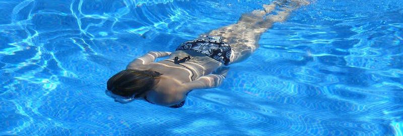 Riesgos de la piscina y el mar para nuestros ojos